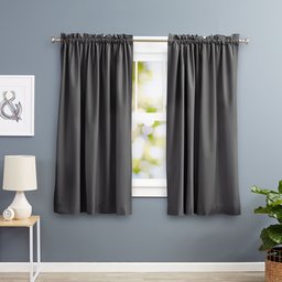 AmazonBasics - Tenda Termica Isolante Oscurante con 2 fermatenda, 2 pannelli, 168 x 137 cm - Grigio scuro