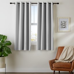 AmazonBasics - Juego de cortinas que no dejan pasar la luz, con ojales, 117 x 137 cm, Gris claro