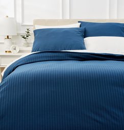 AmazonBasics Deluxe Microfiber Duvet Cover Set with pillow case(s) – 240x220cm, Navy Blue